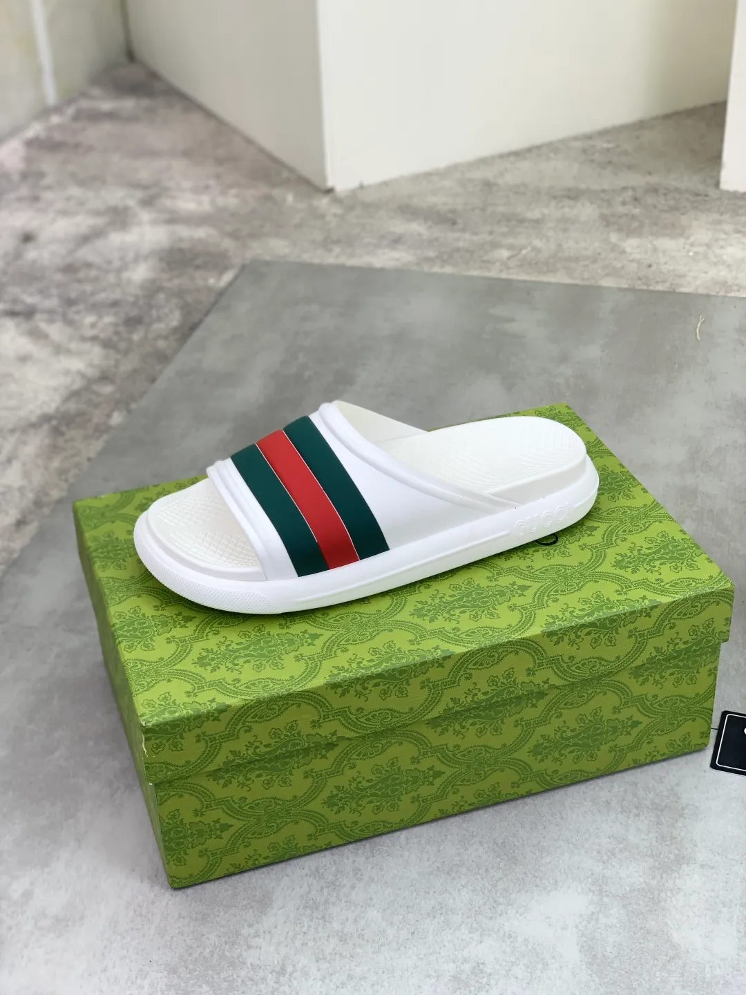 Men's Men's Shoes 💰P300💰[New Style] High Version 🎁🎁🎁 GUCCI New Year of the Snake casual slippers, original official website, perfect workmanship, transmitting a kind of noble luxury, sublimating its definition of luxury in Gucci's high-end extraordinary craftsmanship. Original Gucci double G combination outsole, code number: 35-46, complete package